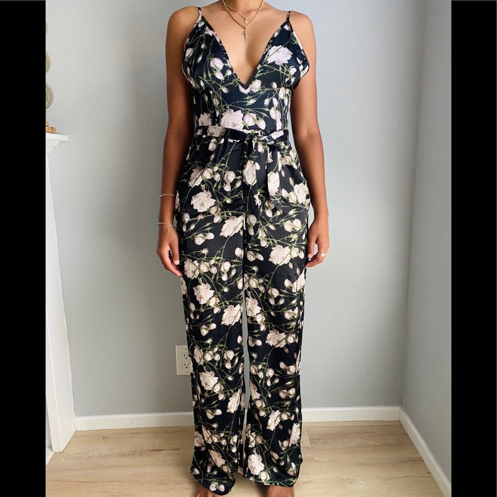 🤑🤑BOOTY BUNDLE DEAL🤑🤑 3 items for $20.00!!! Floral Jumpsuit